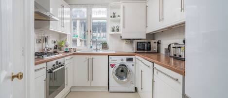 Standard Apartment | Private kitchen | Full-size fridge, microwave, oven, stovetop