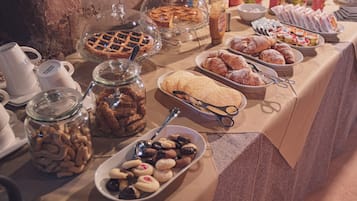 Café da manhã com buffet grátis todos os dias