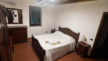 Apartamento clássico, sacada, vista para a montanha | Escrivaninha, espaço de trabalho para notebook, cortinas blackout