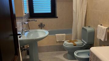 Apartamento clássico, sacada, vista para a montanha | 3 quartos, escrivaninha, espaço de trabalho para notebook