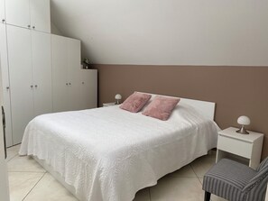 3 chambres, fer et planche à repasser, lit parapluie, Wi-Fi gratuit