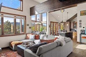 TV, fireplace, video games, books - Ridge View Retreat - Panoramic Views and Hot Tub (Nederland)