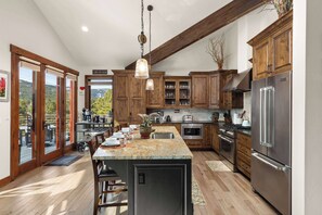 Fridge, microwave, oven, stovetop - Ridge View Retreat - Panoramic Views and Hot Tub (Nederland)