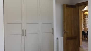 2 chambres, fer et planche à repasser, Wi-Fi, draps fournis