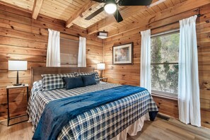 2 bedrooms, iron/ironing board, free WiFi, bed sheets - A+ Location-Massage Chair-Hot Tub-Fire Pit-Games (Pigeon Forge)