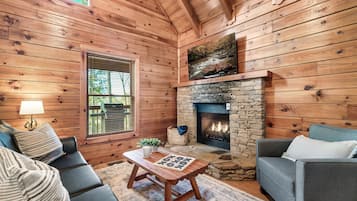 Una Smart TV, una chimenea, videojuegos, un futbolín