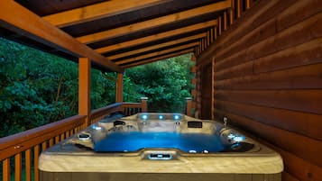 Bañera de hidromasaje al aire libre