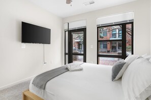 2 bedrooms, iron/ironing board, WiFi, bed sheets - Apt Steps from Metro to Pentagon City (Arlington)