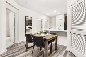 Dining - Apt Steps from Metro to Pentagon City (Arlington)