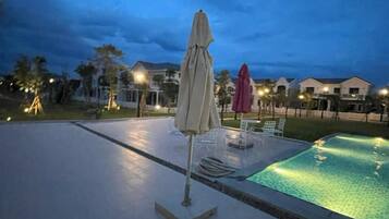 4 outdoor pools