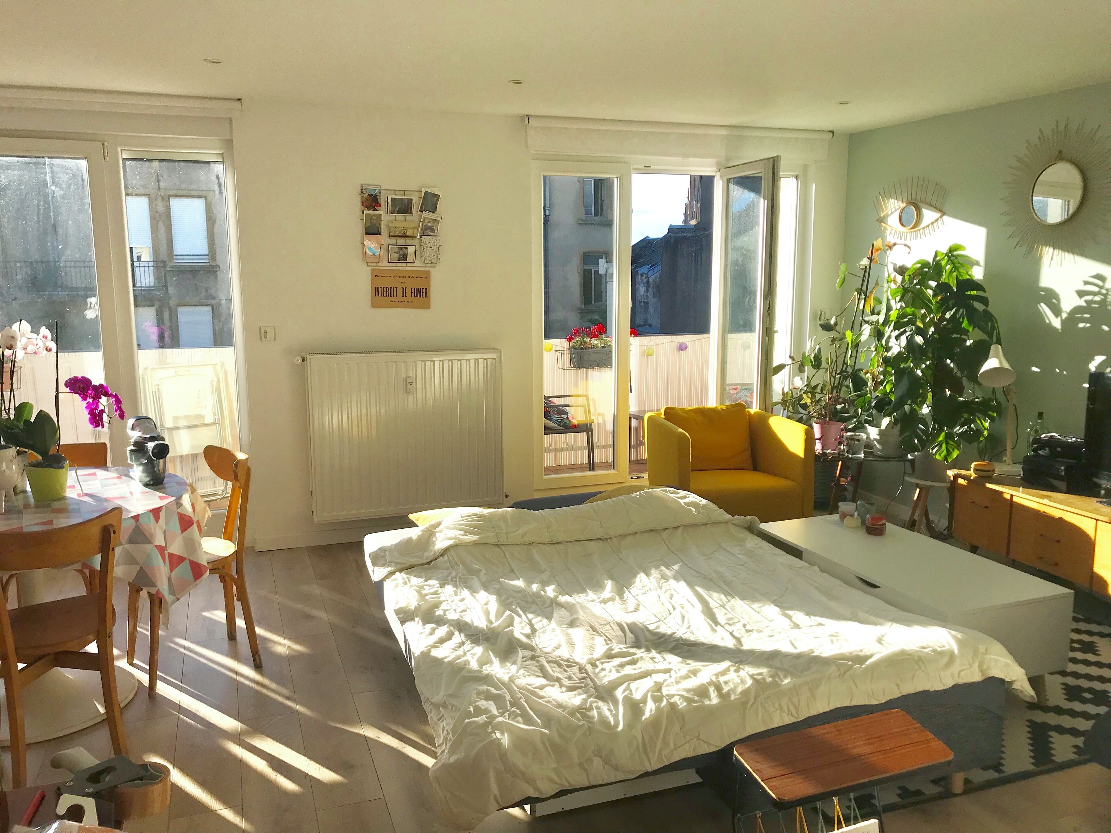 1 soverom, skrivebord, strykejern/-brett og reiseseng for barn