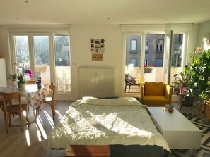 1 bedroom, desk, iron/ironing board, travel crib - Le Saint-Arnould - Cathedral view, quiet and central (Metz)