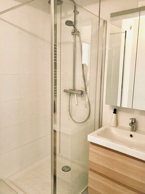 Douche, sèche-cheveux, serviettes fournies, savon