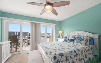 Master Bedroom w/Queen