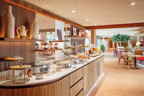 Sarapan prasmanan setiap hari (EUR 20 per orang)
