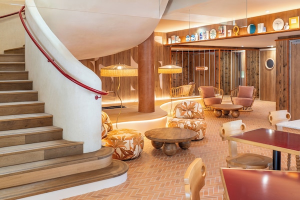 Lobby lounge