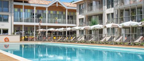 Piscina externa sazonal, guarda-sóis, espreguiçadeiras