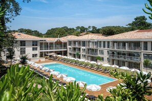 Seasonal outdoor pool, pool umbrellas, sun loungers - La Résidence - Thalazur Arcachon (Arcachon)