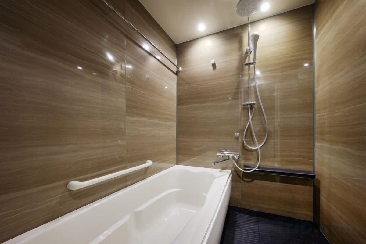 Separate bathtub and shower, hair dryer, slippers, bidet