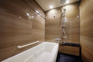Badewanne und Dusche (separat), Haartrockner, Hausschuhe, Bidet
