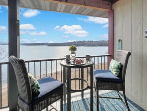 Outdoor dining - 371 Stunning Lakeview, close to SDC, Welcome Home (Kimberling City)