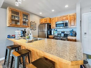 Fridge, microwave, oven, stovetop - 371 Stunning Lakeview, close to SDC, Welcome Home (Kimberling City)
