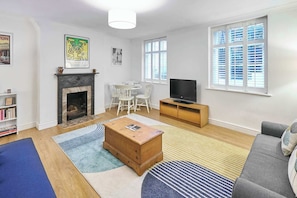 TV, fireplace