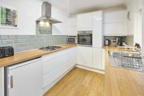 Coffee/tea maker, fridge, microwave, oven
