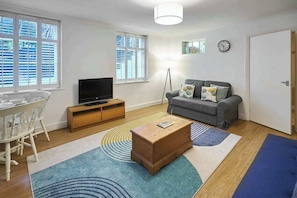 TV, fireplace - Host & Stay | Garden Flat (Brighton and Hove)