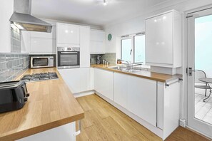 Een koelkast, een magnetron, een oven, een kookplaat