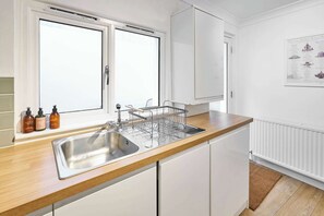 Coffee/tea maker, fridge, microwave, oven - Host & Stay | Garden Flat (Brighton and Hove)