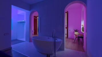 Kamar Double Deluks | Kamar mandi | Sandal, handuk, sabun, dan sampo