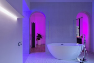 Standard Double Room | Bathroom | Slippers, towels, soap, shampoo