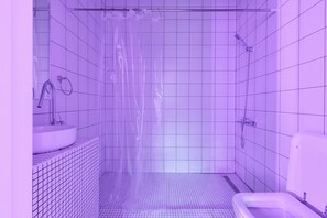 Habitació doble Deluxe | Bany | Sabatilles, tovalloles, sabó i xampú 