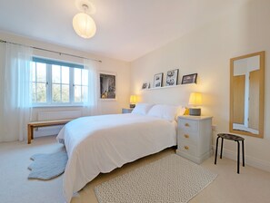 3 bedrooms, iron/ironing board, WiFi, bed sheets - A family house that sleeps 6 guests  in 3 bedrooms (Westhampnett)