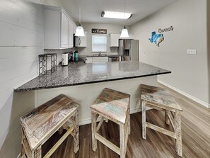 Kjøleskap, mikrobølgeovn, ovn og kokeplater