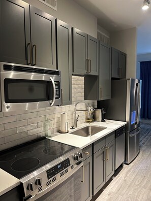 Frigorifero, microonde, forno, piano cottura