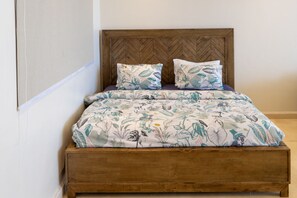 6 bedrooms, desk, iron/ironing board, free WiFi