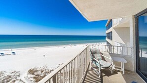 Ein Balkon mit Blick auf Strand und Meer.