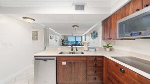 Refrigerador, microondas, parrilla de estufa y lavavajillas 