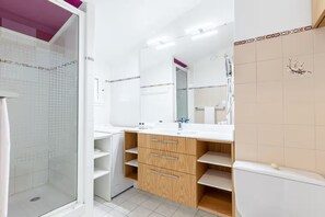 Shower, toilet paper - Gardens by the sea (La Rochelle)