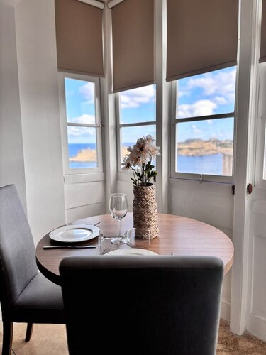 Modern 1BDR City Suite with WiFi & Harbour Views!