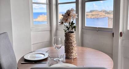 Modern 1BDR City Suite with WiFi & Harbour Views!