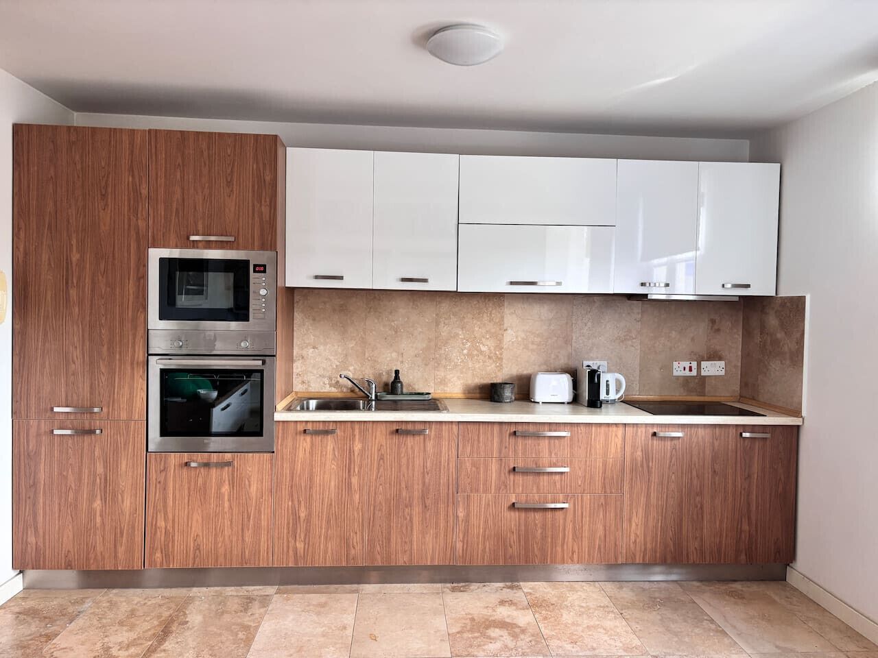 Jääkaappi, mikroaaltouuni, uuni, liesi