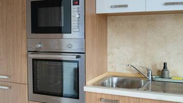 Køleskab, mikrobølgeovn, ovn, kogeplade