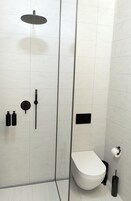 Bañera con ducha, artículos de tocador gratuitos, secador de pelo