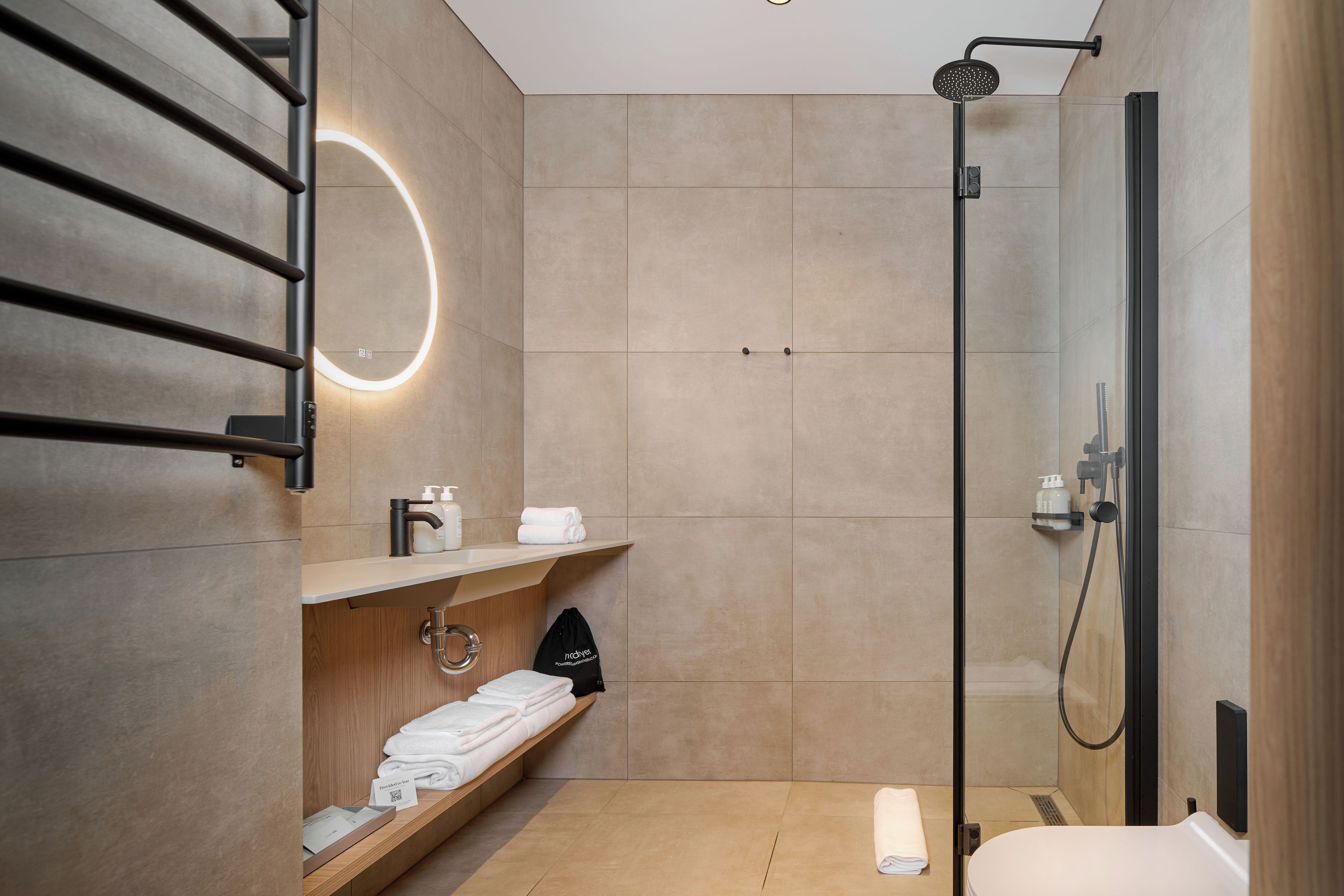 Superior King Room | Badezimmer | Dusche, kostenlose Toilettenartikel, Haartrockner, Handtücher