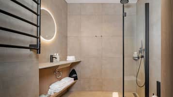 Superior King Room | Badezimmer | Dusche, kostenlose Toilettenartikel, Haartrockner, Handtücher