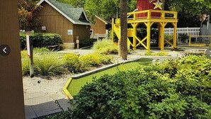 Un edificio con tetto rosso e struttura gialla con un emblema a stella.