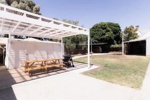 A covered patio area with picnic tables and a barbecue grill. - 'Sobrina' - A home away from home in Sandy Bay (Sandy Bay)